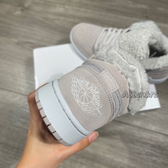 Air Jordan 1 Low Sherpa Fleece Women’s - Picture 3 of 10
